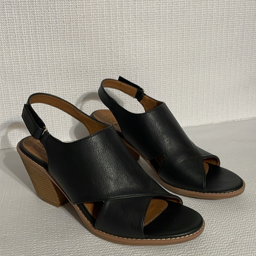 Vintage 7 Eight, block heel, sling back, sandals.